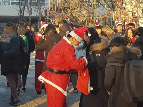 두루중학교, 교사·학생회가 함께하는 아침교문 맞이