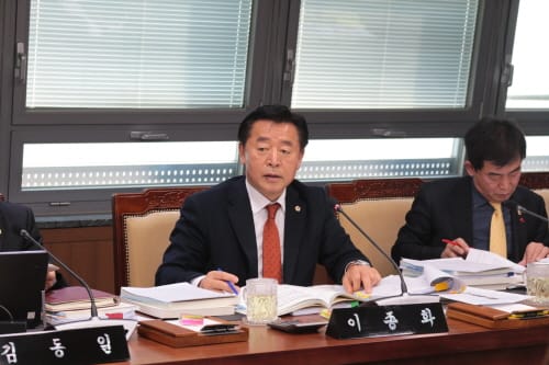 충남도의회 이종화 의원, 학교 미세먼지 대책…실내체육관 건립 우선