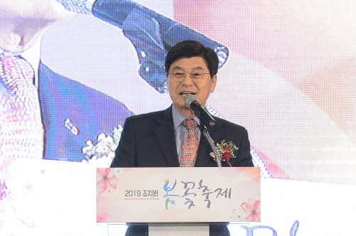 ‘봄꽃 향연’조천변 벚꽃길 상춘객 몰렸다