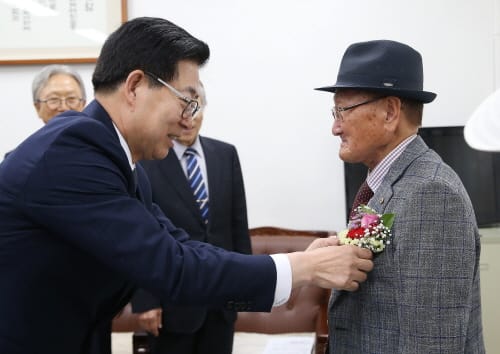 양승조 지사, 초등·중학교 은사 만나 스승의 의미 되새겨
