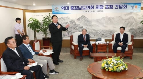 충남도의회 유병국 의장, 선배들 의정경험 고견 청취
