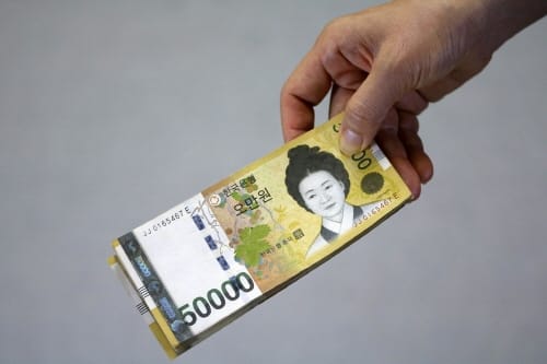 ‘코로나19 피해, 소상공인 300억 원 추가 지원’