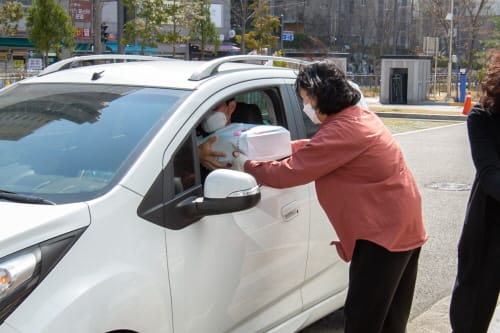 아름중, 드라이브 스루 새 학기 교과서 전달