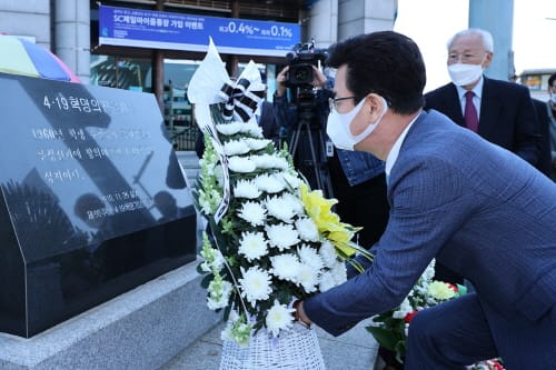 허태정 시장 4.19혁명 진원지 표지석 헌화