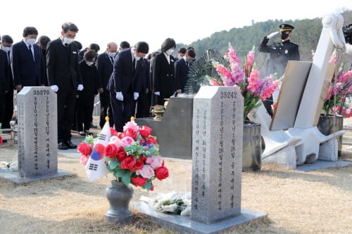 양승조 지사, 천안함 46용사 묘역 참배