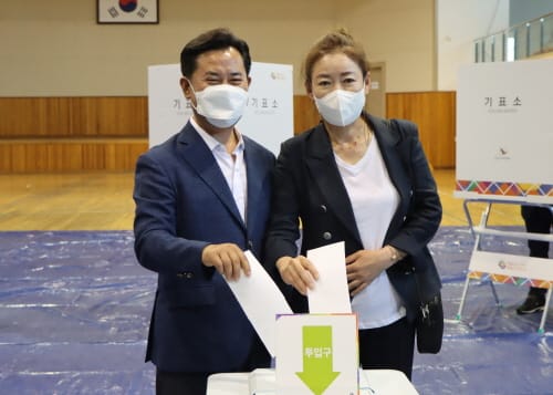박정현 부여군수 후보 가족과 함께 사전투표 마쳐