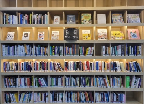 매월 ‘도서 전시’ 보러 오세요!