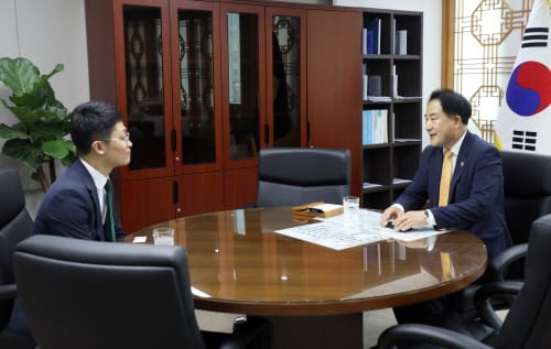 세종시의회 상병헌 의장, 권동철 세종세무서장과 환담