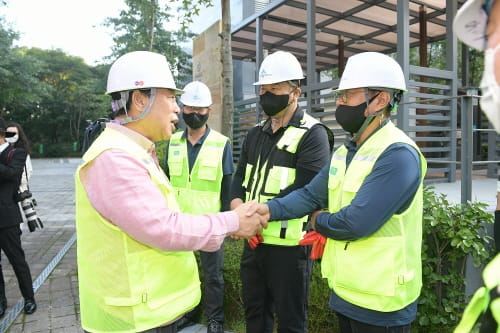 최민호 시장, 명절맞이 환경관리원과 쓰레기 수거
