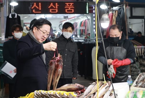 이장우 대전시장, 태평시장 찾아 상인 ·시민들에게 설 인사