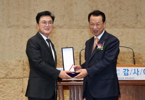 김태흠 지사, 한국교회봉사단에 유네스코 인증패 수여