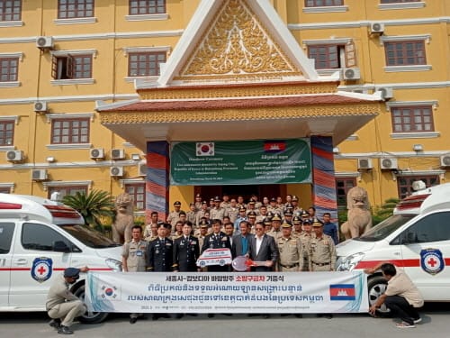 캄보디아 바탐방주에 구급차 기증