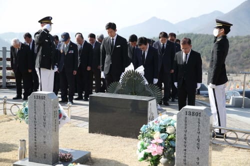 김태흠 지사, 연평해전·천안함 용사 묘역 참배