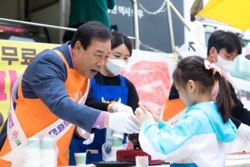 한우소비 독려 일일판매원 나선 최민호 시장