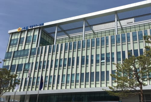 “얘들아, 버스 타고 학교 가자”