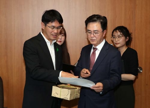 나라현지사 만나 대백제전 초청장 전달