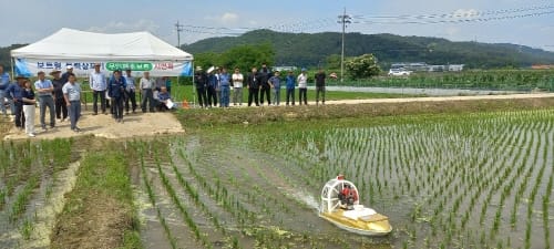 원격조종 무인 보트로 제초 방제 효과 톡톡