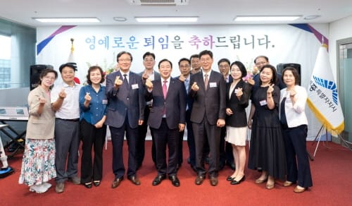 “고생하셨습니다”가족과 함께 영예로운 퇴임