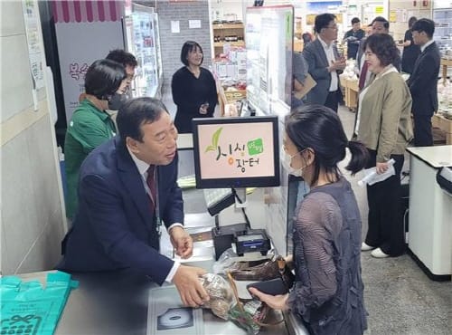 로컬푸드 ‘일일 판매사원’ 변신 최민호 세종시장