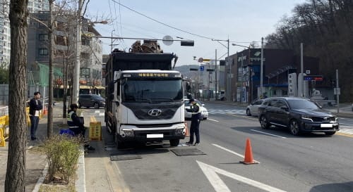‘도로 위 무법자’과적차량 잡는다