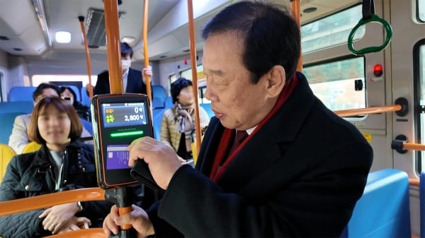 최민호 시장, '대중교통의 날' 맞아 버스로 출근