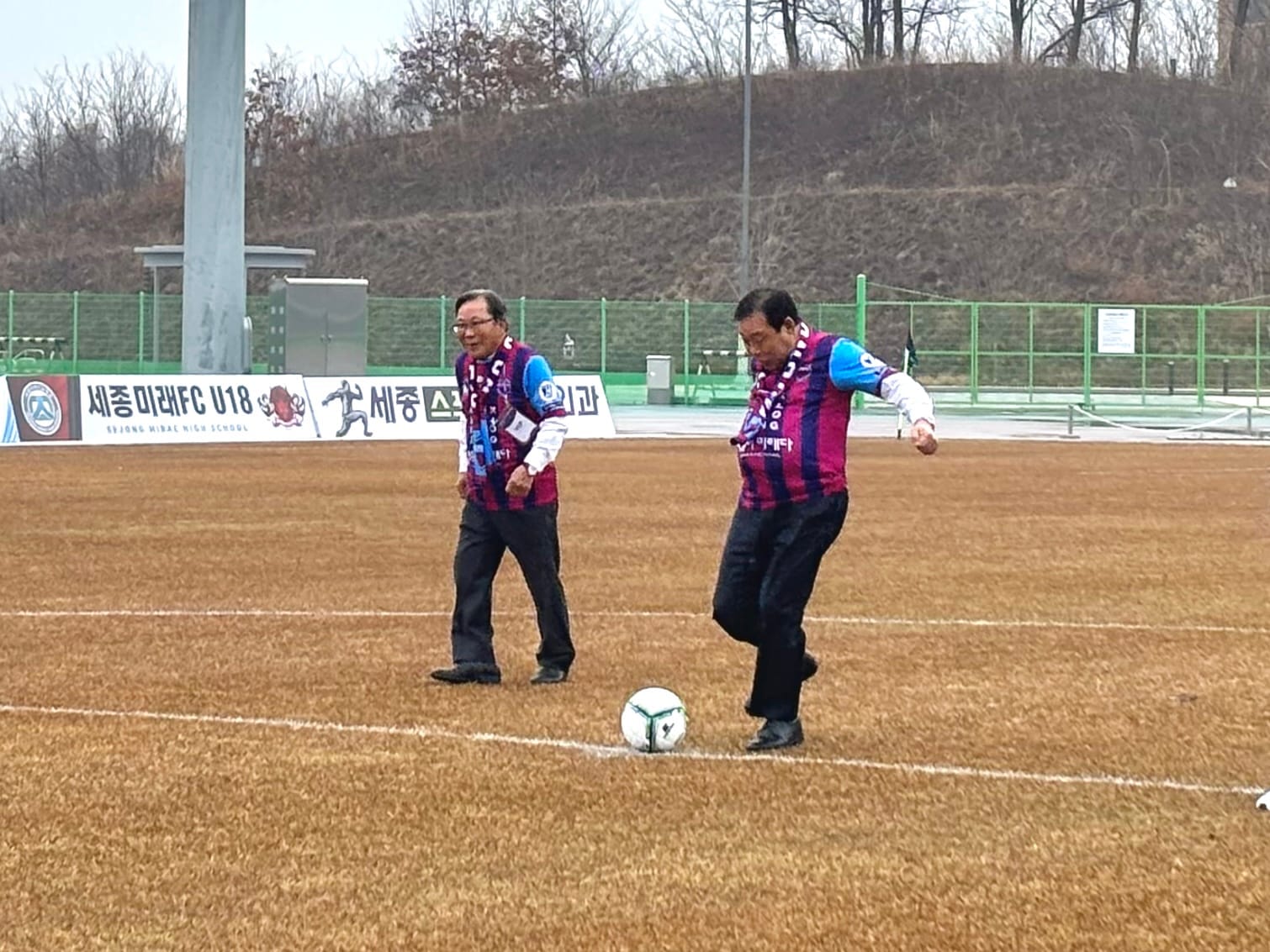 최민호 시장, 세종SA축구단 첫 홈경기 시축 응원