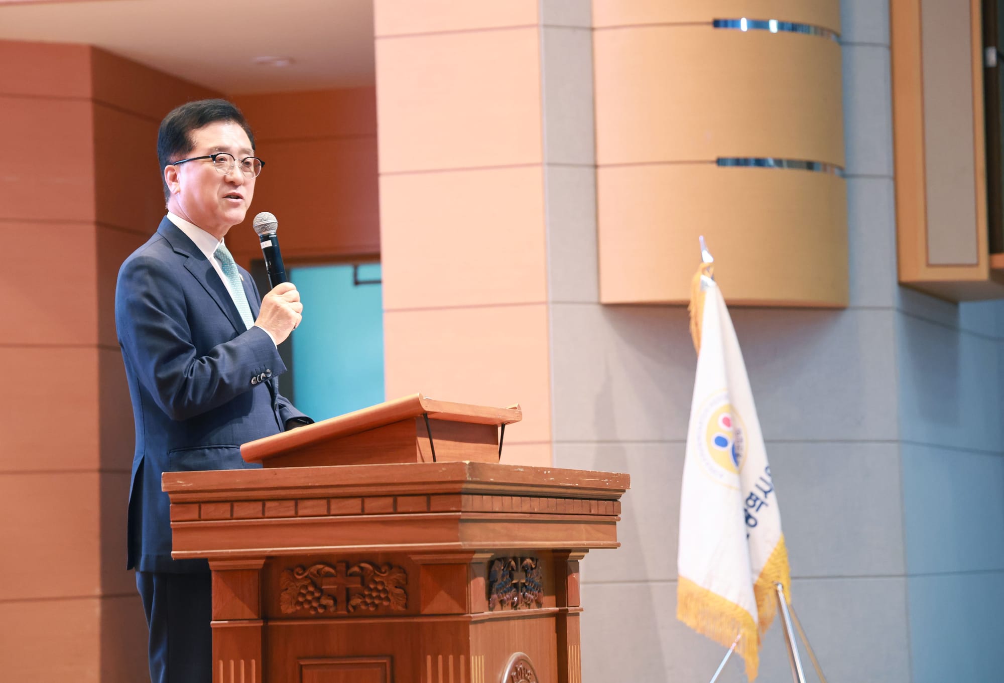 대전시의회 조원휘 의장 “어려운 여건에도 전인교육 앞장에 감사”