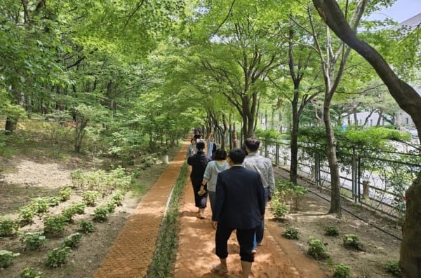 한밭수목원 맨발걷기 산책로 일일 방문객 1천 명… 도심 속 ‘건강 힐링코스’로 인기몰이