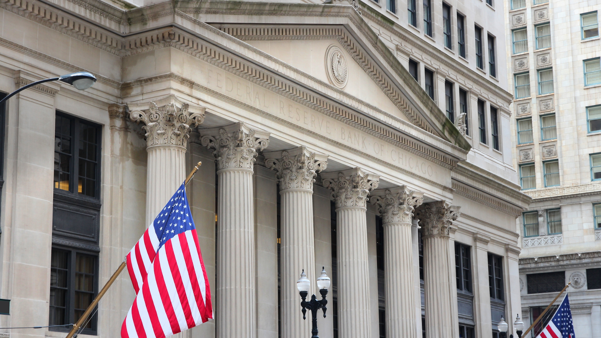 트럼프 정책 불확실성 속 연준, 금리 동결… 인플레이션 전망 상향