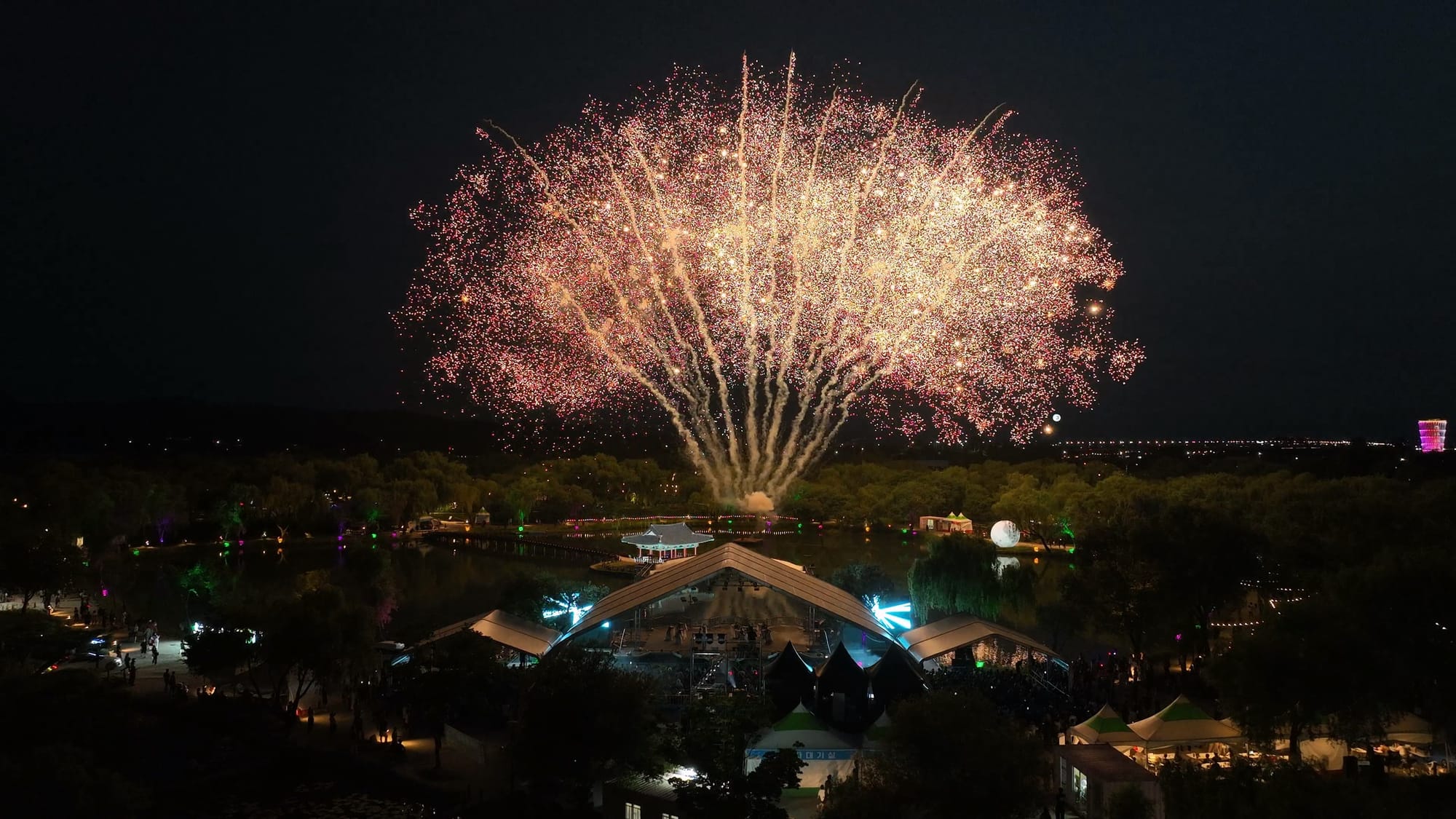 백제 설화와 천만 송이 연꽃이 빚어낸 여름 정취