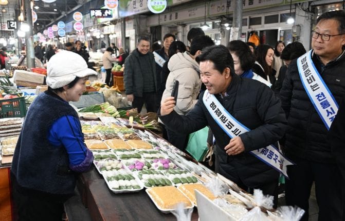 박정현 군수, 전통시장 방문해 민생경제 현장 점검