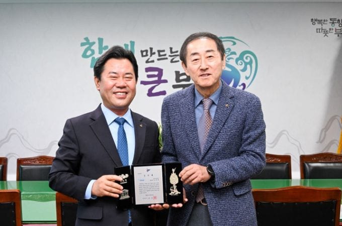 10여 년 이어진 고향 사랑… 부여군, (주)두리두리 김상현 대표에 감사패 증정