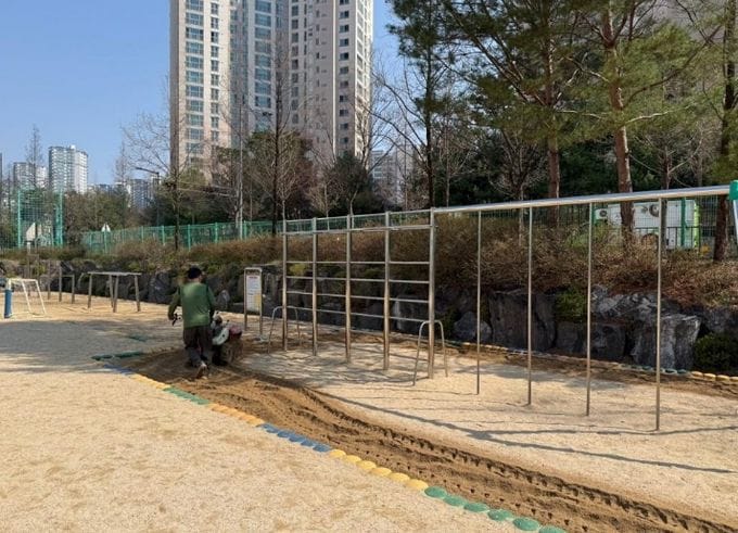 세종학교지원본부, 어린이 모래놀이터·우레탄 바닥재 소독 지원 추진