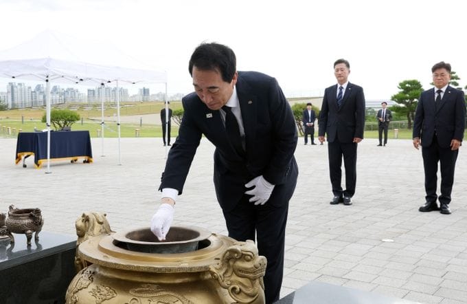 박수현 충남도지사 당선인, 6·25 전쟁일 충혼탑 참배