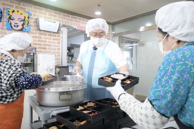 조상호 세종시장, 건강한 여름나기 보양식 도시락 전달