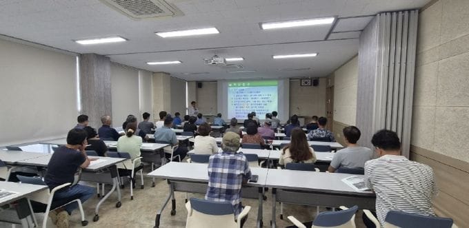 세종시농업기술센터, 고품질 딸기 안정적 생산 위한 전문교육 진행