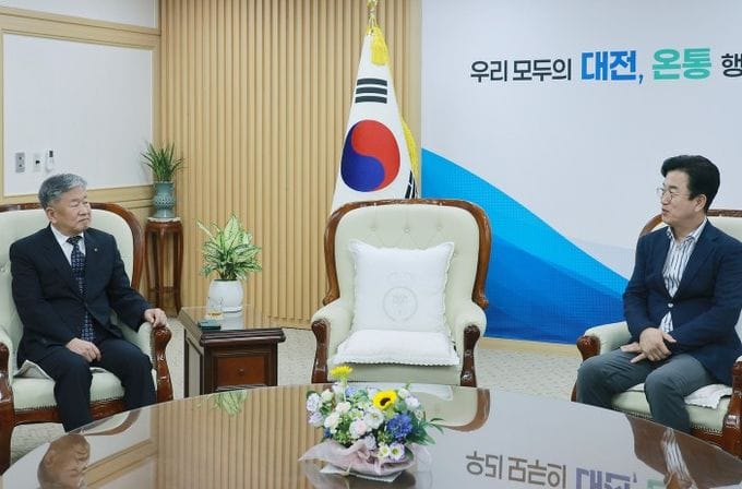 허태정 대전시장, 이병환 자치경찰위원장 임명장 수여
