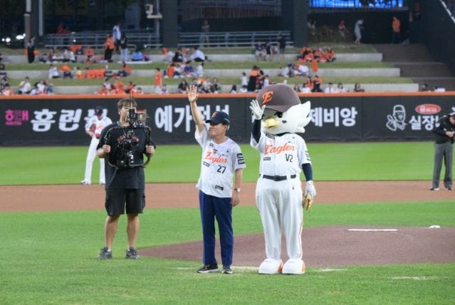 백성현 논산시장, 한화이글스 홈경기 시구... 논산 매력 알렸다