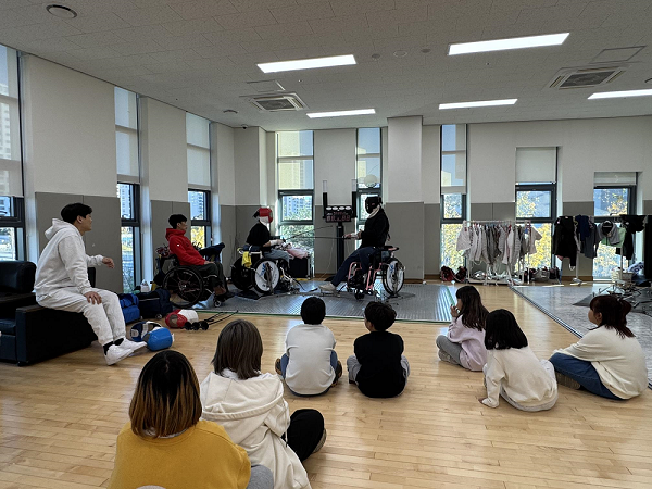 GKL휠체어펜싱팀, 아동과 함께하는 펜싱체험교실 post image