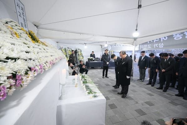 최민호 시장, 사고여객기 합동분향소 참배 post image