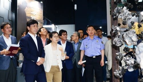 안희정 지사 유류피해극복기념관 점검 post image