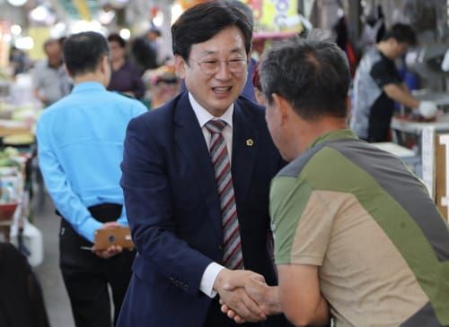 대전시의회 김경훈 의장, 전통시장 찾아 post image