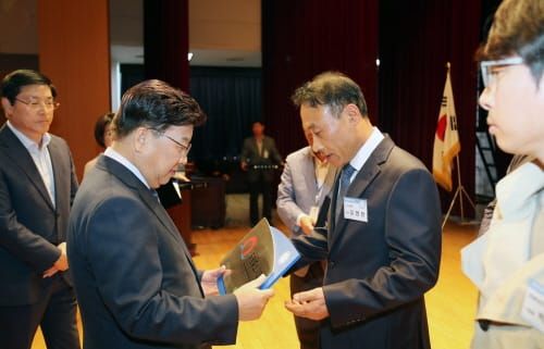 2017 유망중소기업 인증서 수여 및 매출의 탑 시상식 개최 post image