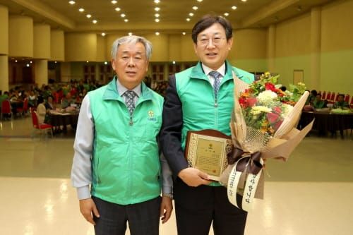 대전시의회 김경훈 의장, ‘새마을운동 활성화 기여’ 감사패 받아 post image