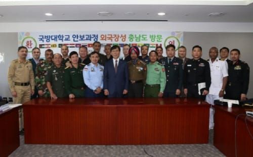 충남도청에 뜬 외국군 ‘스타’ 들 post image