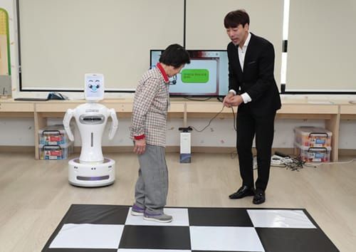 군포시, 인공지능 로봇 ‘실벗’과 함께 치매 예방 적극 나서 post image