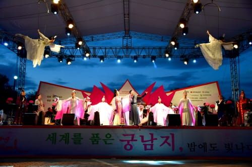 부여서동연꽃축제 개막...궁남지 연꽃으로 물들다 post image