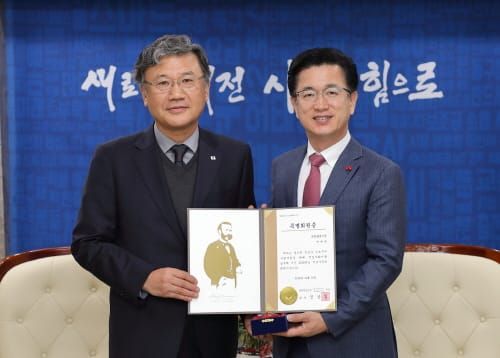 허태정 시장, 적십자 특별회비 전달 post image