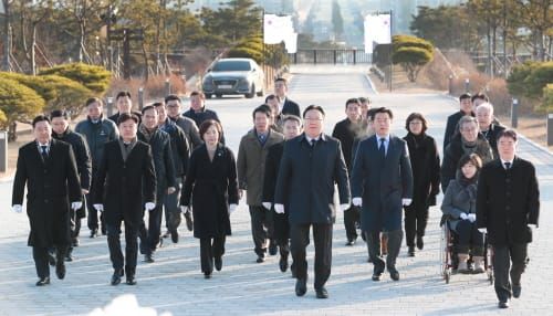 충남도의회, 기해년 새해 맞아 충혼탑 참배 post image