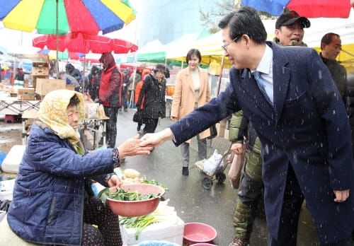 양승조 지사, 전통시장.복지시설 찾아 정 나눠 post image